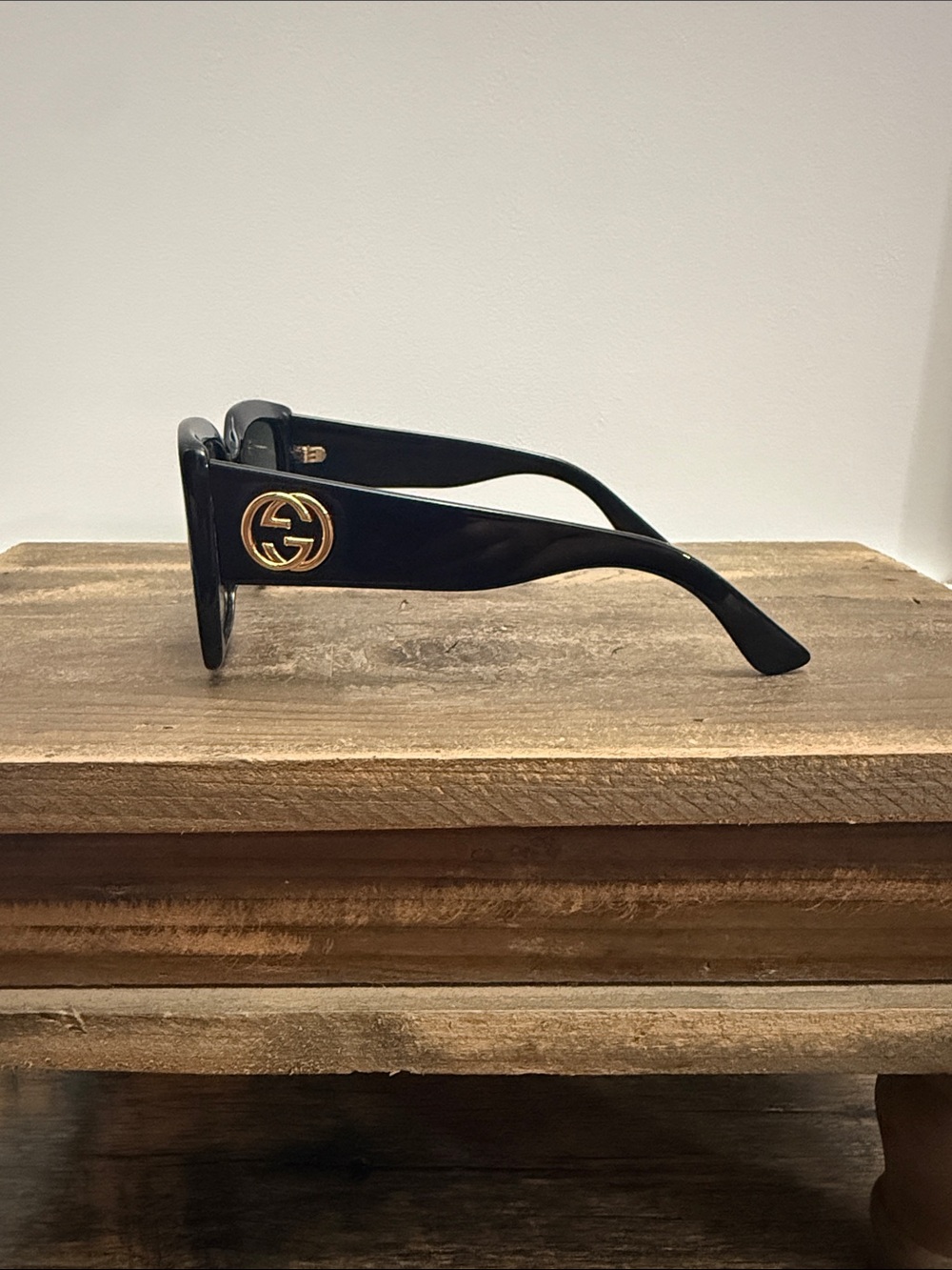 Gucci GG0141SN 001 Oversized Square Sunglasses - Black - Good Condition - Picture 7 of 9